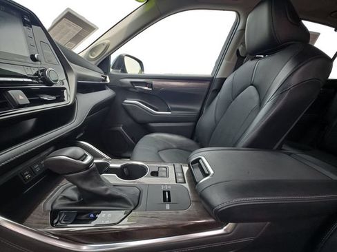 Used 2022 Toyota Highlander Limited FWD image 11