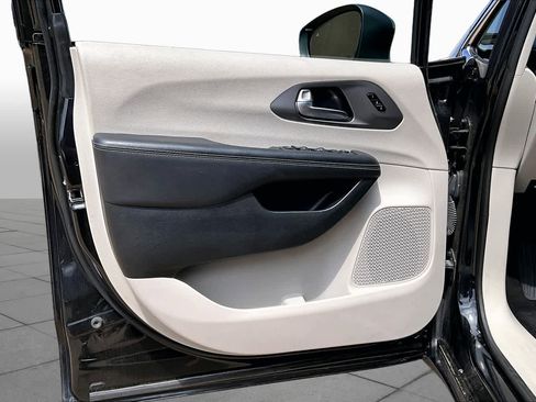 Used 2023 Chrysler Pacifica Touring-L FWD image 24