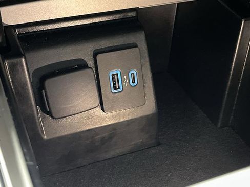 Used 2023 Ford Explorer XLT image 24