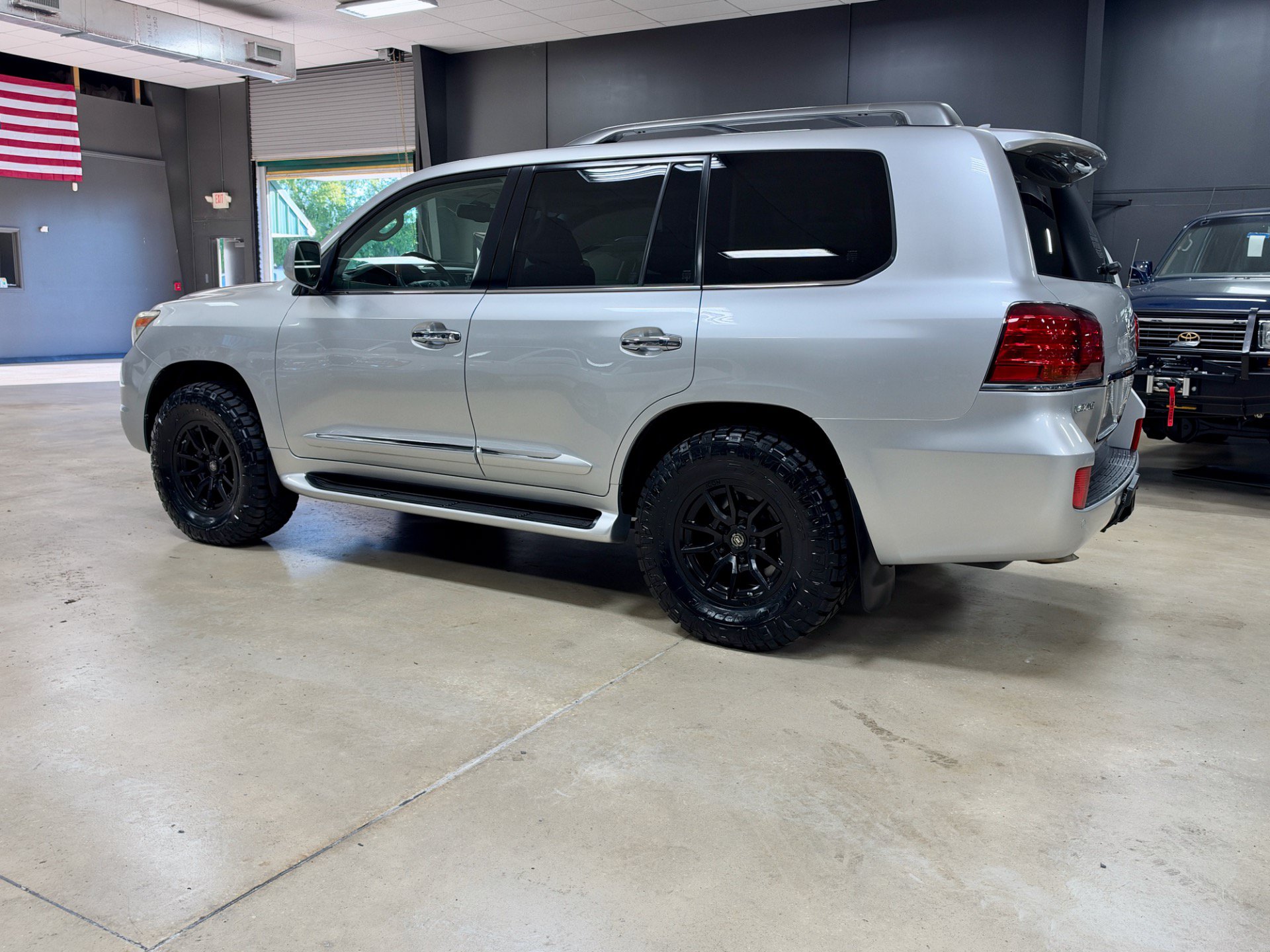 Used 2010 Lexus LX 570 4WD image 5