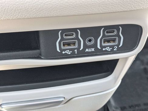 Used 2024 Chrysler Pacifica Touring-L FWD image 24