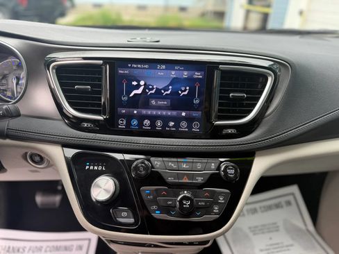 Used 2019 Chrysler Pacifica Limited w/ Tire & Wheel Group FWD image 22