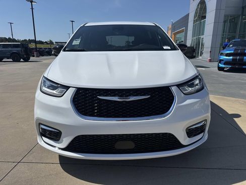 New 2026 Chrysler Pacifica Select FWD image 2