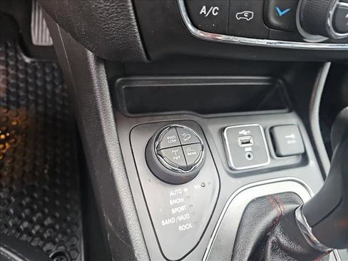 Used 2020 Jeep Cherokee Trailhawk w/ Cold Weather Group image 16