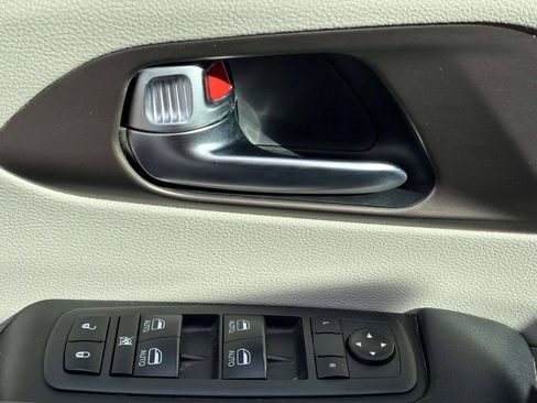 Used 2019 Chrysler Pacifica Touring-L Plus w/ Advanced Safetytec Group FWD image 30