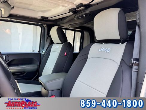 Used 2025 Jeep Gladiator Mojave w/ Convenience Group AWD/4WD image 33