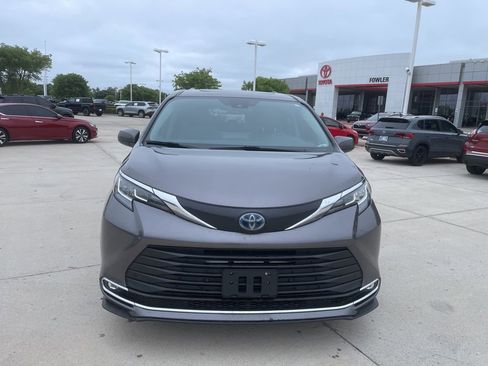 Used 2021 Toyota Sienna XLE FWD image 2