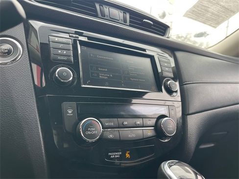 Used 2018 Nissan Rogue SV image 14