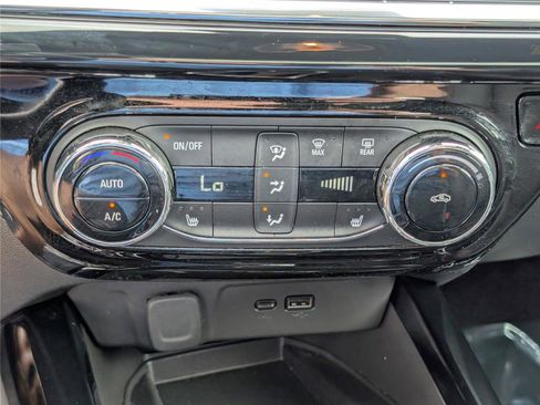 Used 2025 Chevrolet Trax RS w/ Sunroof Package FWD image 25