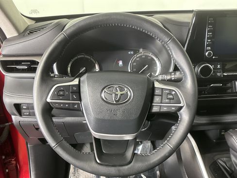 Used 2022 Toyota Highlander XLE image 25