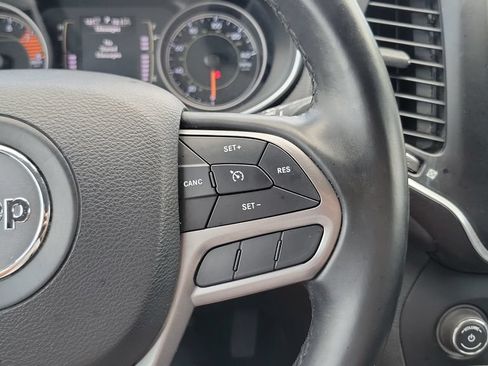 Used 2019 Jeep Cherokee Latitude Plus FWD image 21