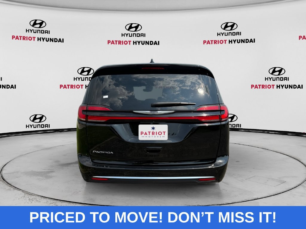 Used 2025 Chrysler Pacifica Select FWD image 4