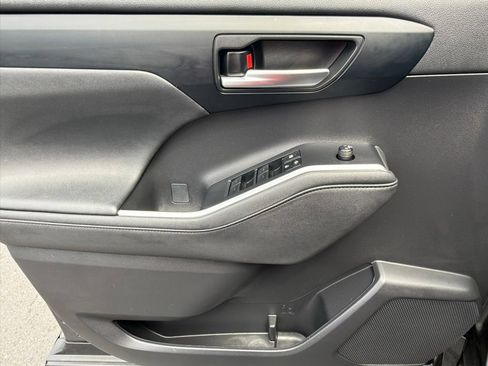 Used 2023 Toyota Highlander XLE AWD/4WD image 15