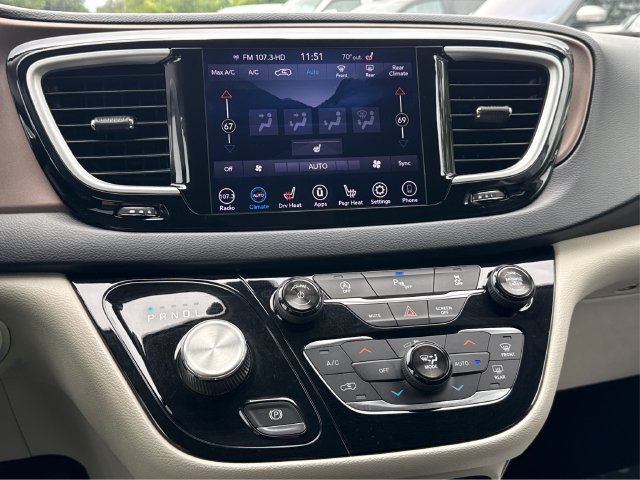 Used 2018 Chrysler Pacifica Touring-L FWD image 32