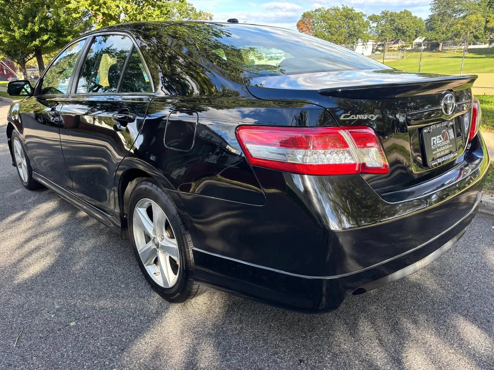 Used 2011 Toyota Camry SE w/ SE Extra-Value Pkg #1 FWD image 3