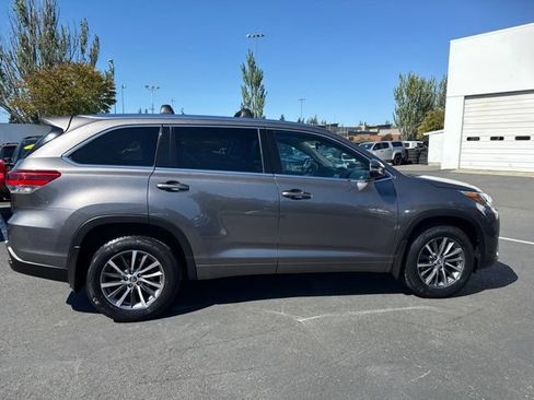Used 2017 Toyota Highlander XLE AWD/4WD image 5
