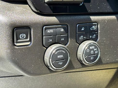 Used 2025 Chevrolet Silverado 2500 ZR2 w/ Technology Package AWD/4WD image 23