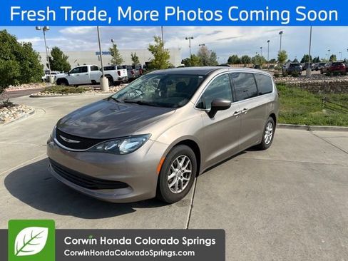 Used 2017 Chrysler Pacifica Touring FWD image 3