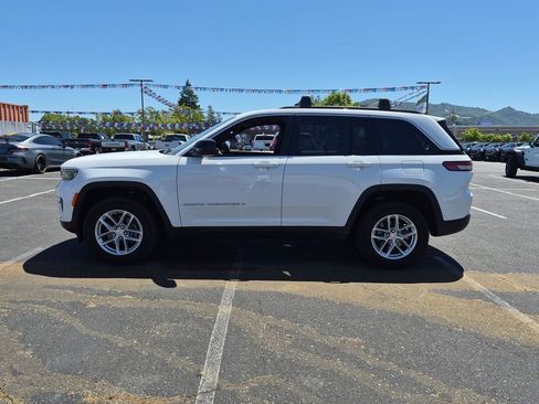 Used 2024 Jeep Grand Cherokee Laredo X AWD/4WD image 6