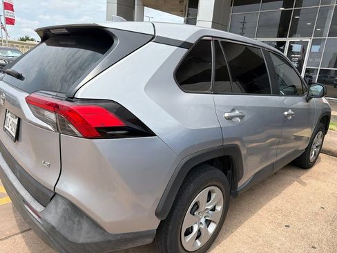 Used 2022 Toyota RAV4 LE FWD image 2