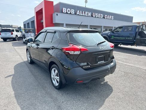Used 2019 Nissan Kicks S FWD image 4