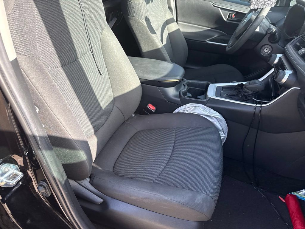 Used 2020 Toyota RAV4 LE FWD image 7