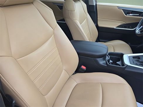 Used 2021 Toyota RAV4 XLE Premium image 13