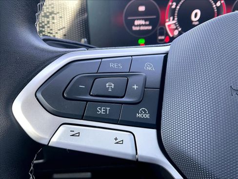 Used 2025 Volkswagen Tiguan SE w/ Panoramic Sunroof Package image 23