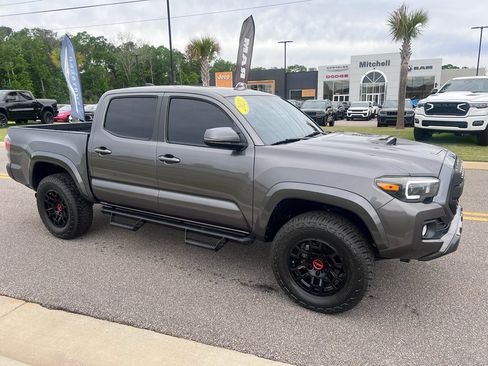 Used 2021 Toyota Tacoma TRD Sport w/ Technology Package image 2