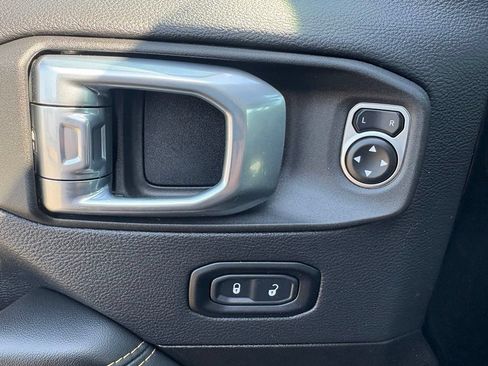 Used 2025 Jeep Wrangler Unlimited Sahara AWD/4WD image 15