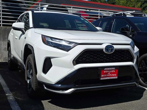 Used 2022 Toyota RAV4 SE w/ Weather & Moonroof Package AWD/4WD image 3