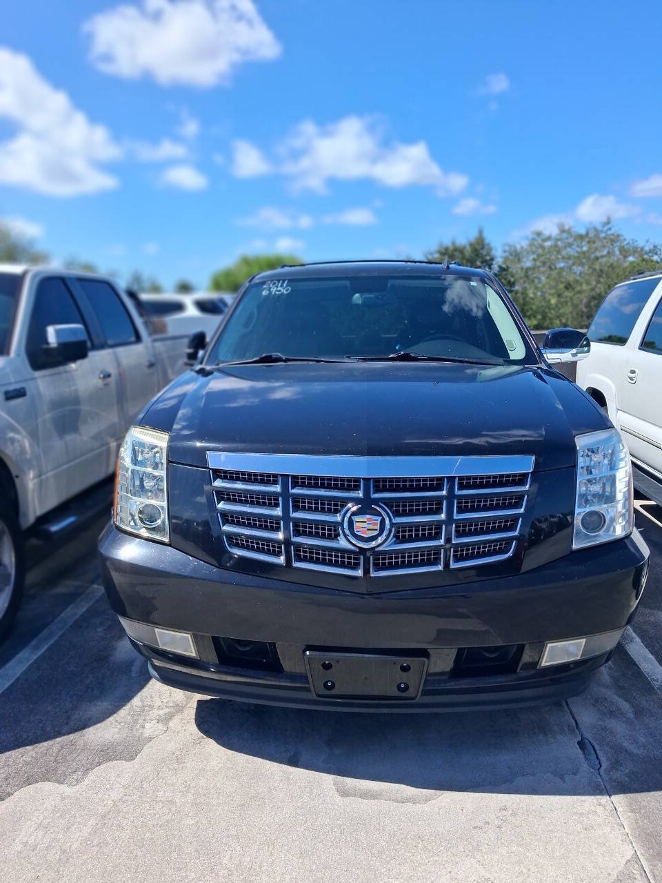 Used 2011 Cadillac Escalade Luxury RWD image 2