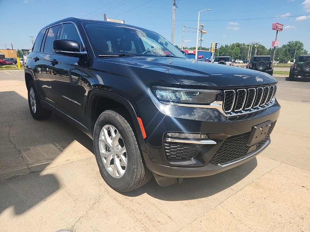 Used 2023 Jeep Grand Cherokee Limited AWD/4WD image 2