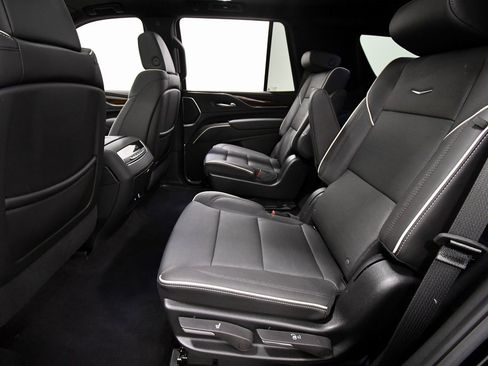 Used 2024 Cadillac Escalade Premium Luxury w/ Performance Package image 16