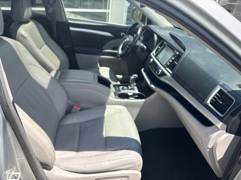 Used 2018 Toyota Highlander XLE AWD/4WD image 30