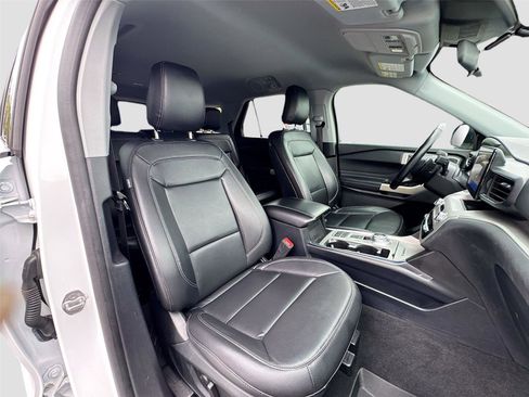 Used 2020 Ford Explorer XLT w/ Equipment Group 202A image 26