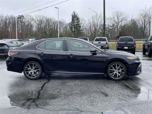 Used 2021 Toyota Camry LE image 6
