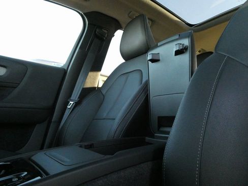 Used 2024 Volvo XC40 B5 Plus image 32