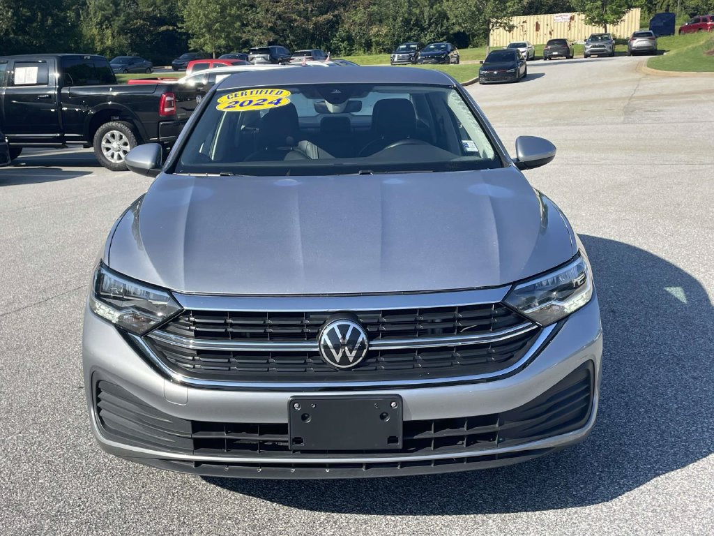 Used 2024 Volkswagen Jetta SE FWD image 2
