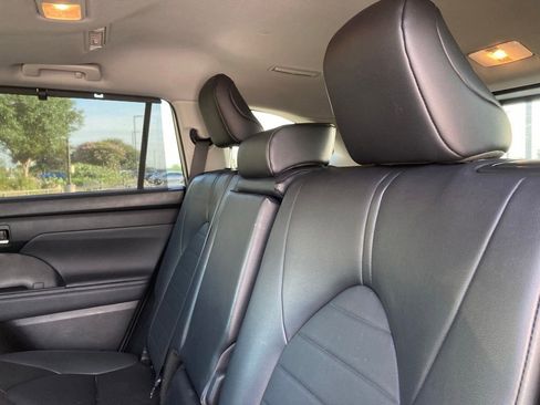 Used 2024 Toyota Highlander XLE FWD image 10