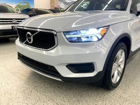 Used 2022 Volvo XC40 T4 Momentum image 36