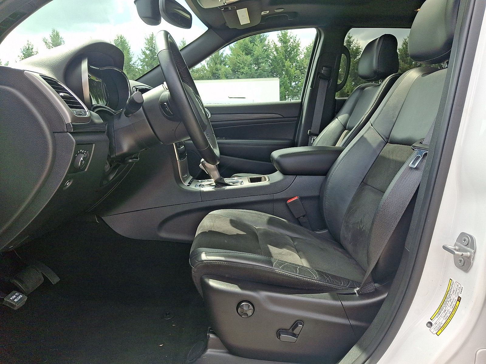 Used 2019 Jeep Grand Cherokee Altitude AWD/4WD image 16