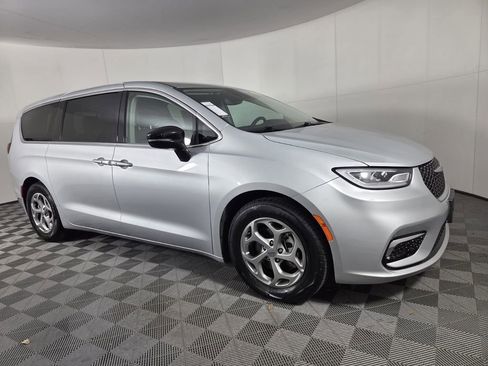 Certified 2024 Chrysler Pacifica Limited image 2