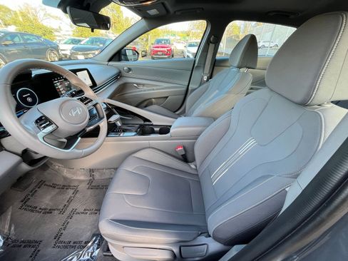 Used 2025 Hyundai Elantra SEL image 24