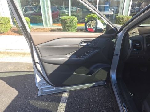 Used 2023 Nissan Rogue SL w/ SL Premium Package image 11