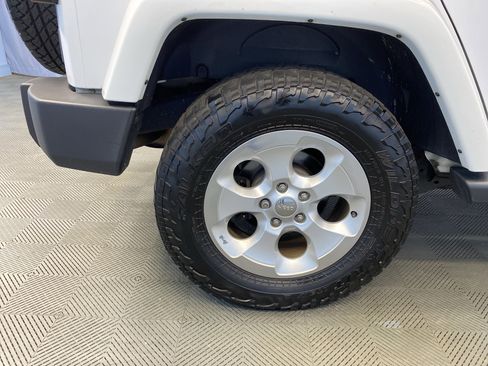Certified 2015 Jeep Wrangler Unlimited Sahara w/ Dual Top Group image 28