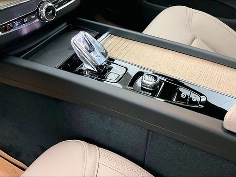 New 2026 Volvo XC60 B5 Plus w/ Protection Package Premier AWD/4WD image 17
