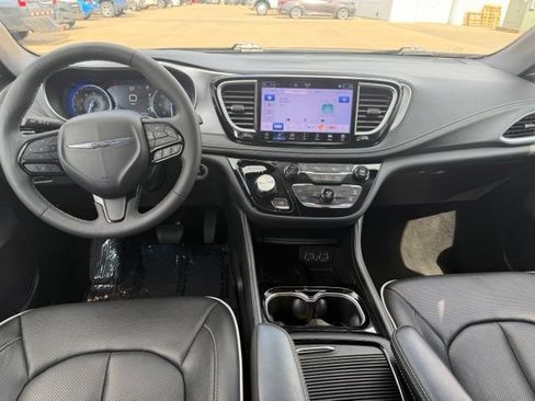 Used 2025 Chrysler Pacifica Limited FWD image 9