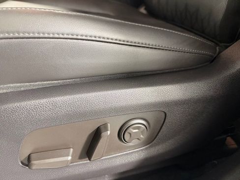 Used 2025 Kia Carnival EX FWD image 24