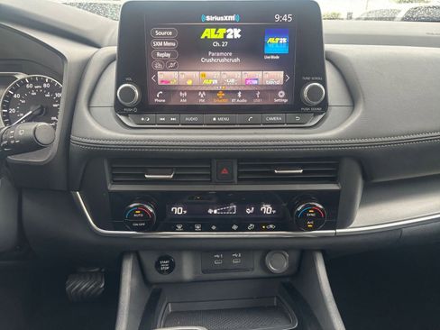 Used 2025 Nissan Rogue SV FWD image 17